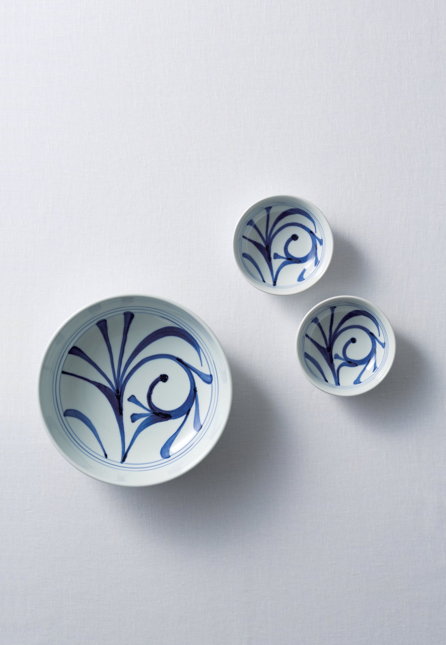 &lt;Tobe ware&gt; Gosu arabesque flat bowl and small bowl set